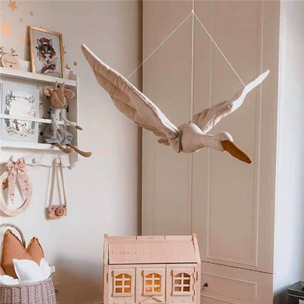 Pluchen Decoratieve Sier Swaan Kinderkamer | Kinderkamerdecoratie | Wandbevestiging | 60x40 cm | Veilig En Zacht | Handgemaakt | Neutrale Kleuren | Geschikt Voor Moderne Kinderkamers