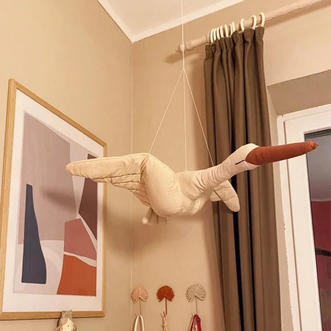 Pluchen Decoratieve Sier Swaan Kinderkamer | Kinderkamerdecoratie | Wandbevestiging | 60x40 cm | Veilig En Zacht | Handgemaakt | Neutrale Kleuren | Geschikt Voor Moderne Kinderkamers