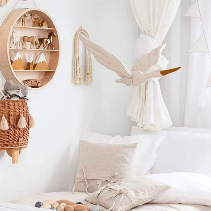 Pluchen Decoratieve Sier Swaan Kinderkamer | Kinderkamerdecoratie | Wandbevestiging | 60x40 cm | Veilig En Zacht | Handgemaakt | Neutrale Kleuren | Geschikt Voor Moderne Kinderkamers