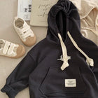 Kinder Hoodie | Unisex | Blauw | 100% Katoen | Casual | Zacht en Duurzaam | Hipperstijl | Comfortabele Pasvorm | Praktische Hitte Bescherming | Eenvoudig Onderhoud | Geschikt voor Dagelijks Gebruik