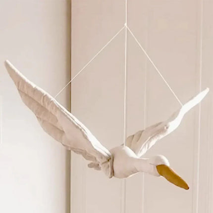 Pluchen Decoratieve Sier Swaan Kinderkamer | Kinderkamerdecoratie | Wandbevestiging | 60x40 cm | Veilig En Zacht | Handgemaakt | Neutrale Kleuren | Geschikt Voor Moderne Kinderkamers