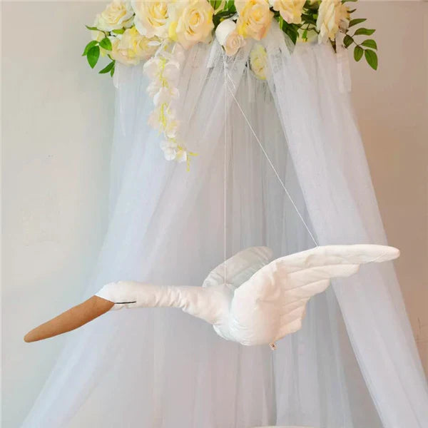 Pluchen Decoratieve Sier Swaan Kinderkamer | Kinderkamerdecoratie | Wandbevestiging | 60x40 cm | Veilig En Zacht | Handgemaakt | Neutrale Kleuren | Geschikt Voor Moderne Kinderkamers